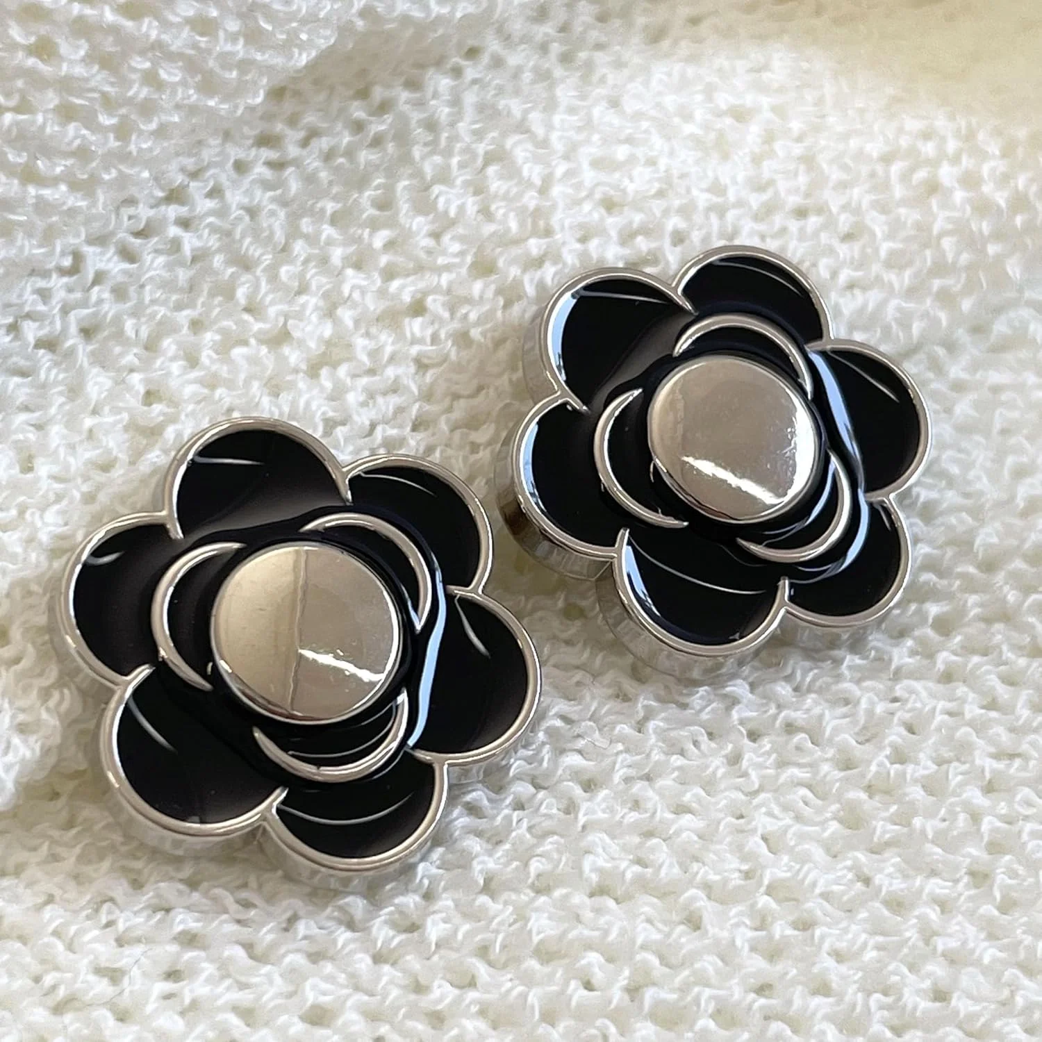 دکمه های فلزی گلدار کاملیا PETITECOCOCRAFTS، مشکی، 10 عدد در بسته، حاشیه مشکی/نقره ای، 2 سانتی متر، 6 پر برای خیاطی و صنایع دستی