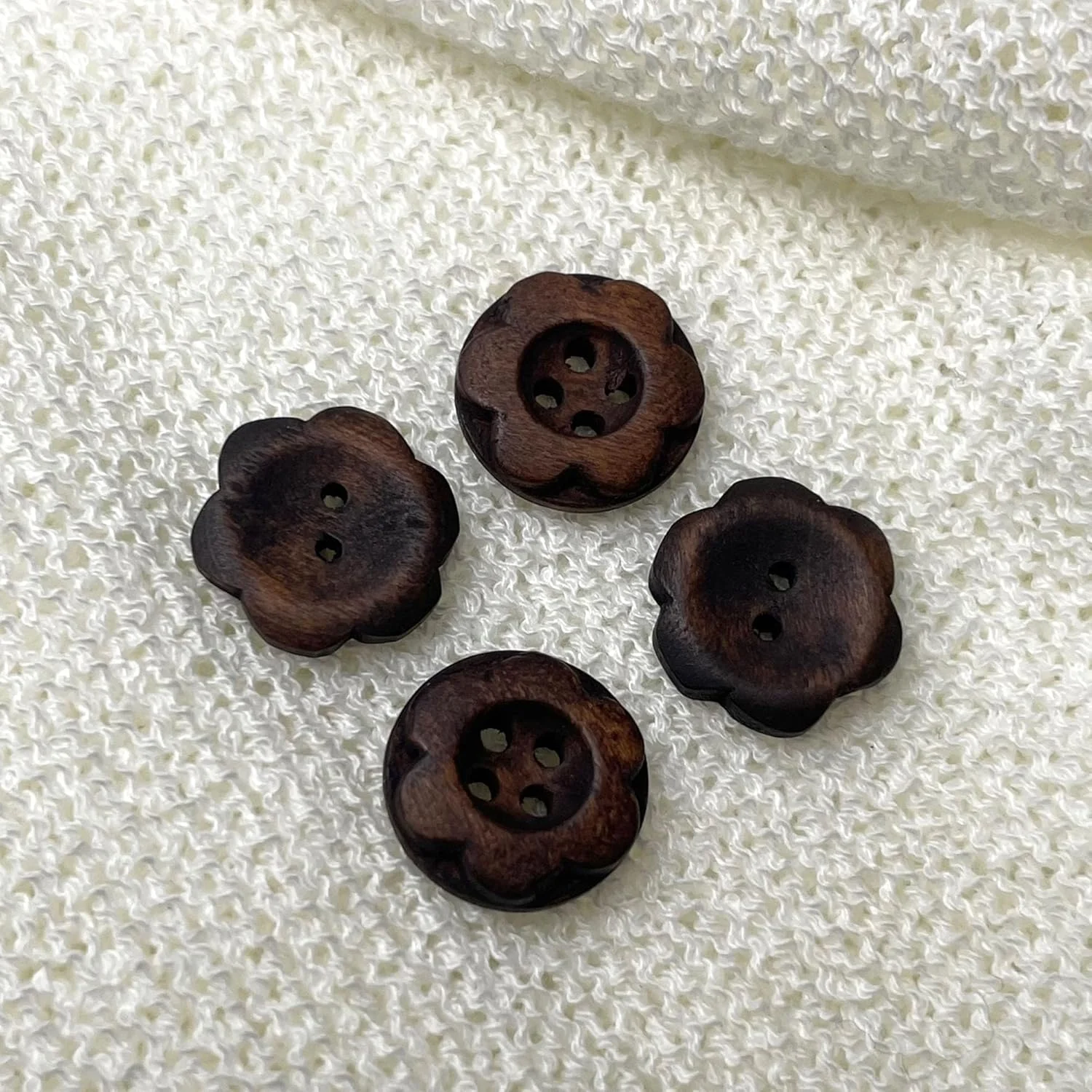دکمه های چوبی طرح گل PETITECOCOCRAFTS - سایز 24 لاین (15.3 میلی متر / 0.6 اینچ)، 30 عدد در بسته