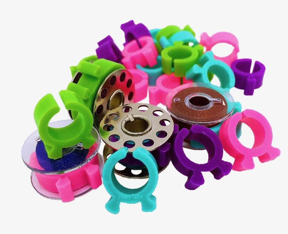 نگهدارنده ماسوره خیاطی PeavyTailor، شامل 16 عدد گیره ماسوره و حلقه نگهدارنده قرقره برای سازماندهی نخ چرخ خیاطی. گیره های ماسوره و حلقه های نگهدارنده نخ، یک سازمان دهنده لوازم خیاطی برای جلوگیری از باز شدن نخ ها هستند.