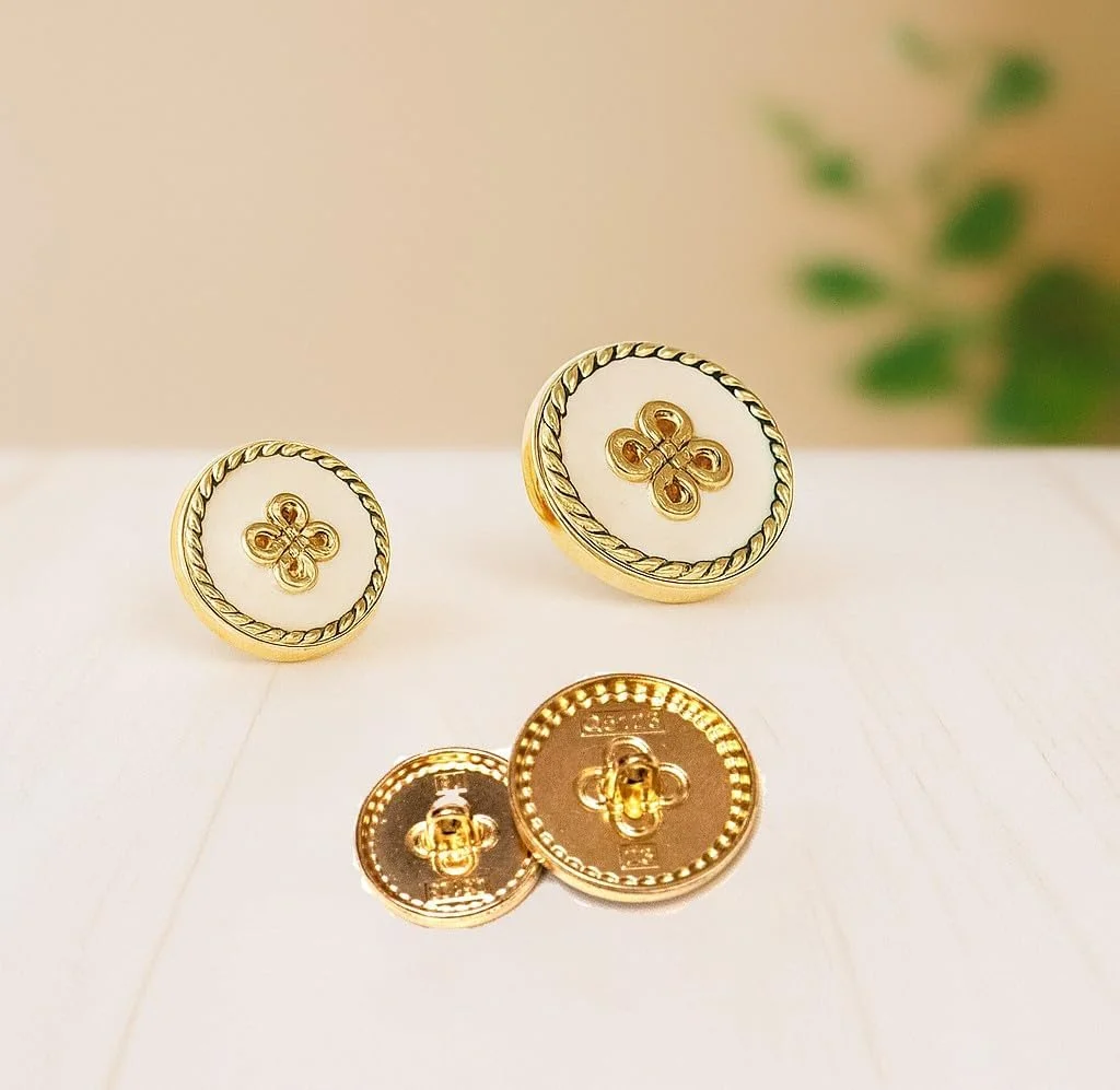 ست 18 عددی دکمه فلزی طرح وینتیج – طرح تاج گرد برای کت، پالتو، ژاکت و پروژههای خیاطی DIY (6 عدد 23 میلیمتری و 12 عدد 18 میلیمتری) (سفید و طلایی) ست 18 عددی دکمه فلزی طرح وینتیج – طرح تاج گرد برای کت، پالتو، ژاکت و پروژههای خیاطی DIY (6 عدد 23 میلیمتری و 12 عدد 18 میلیمتری) (سفید و طلایی)