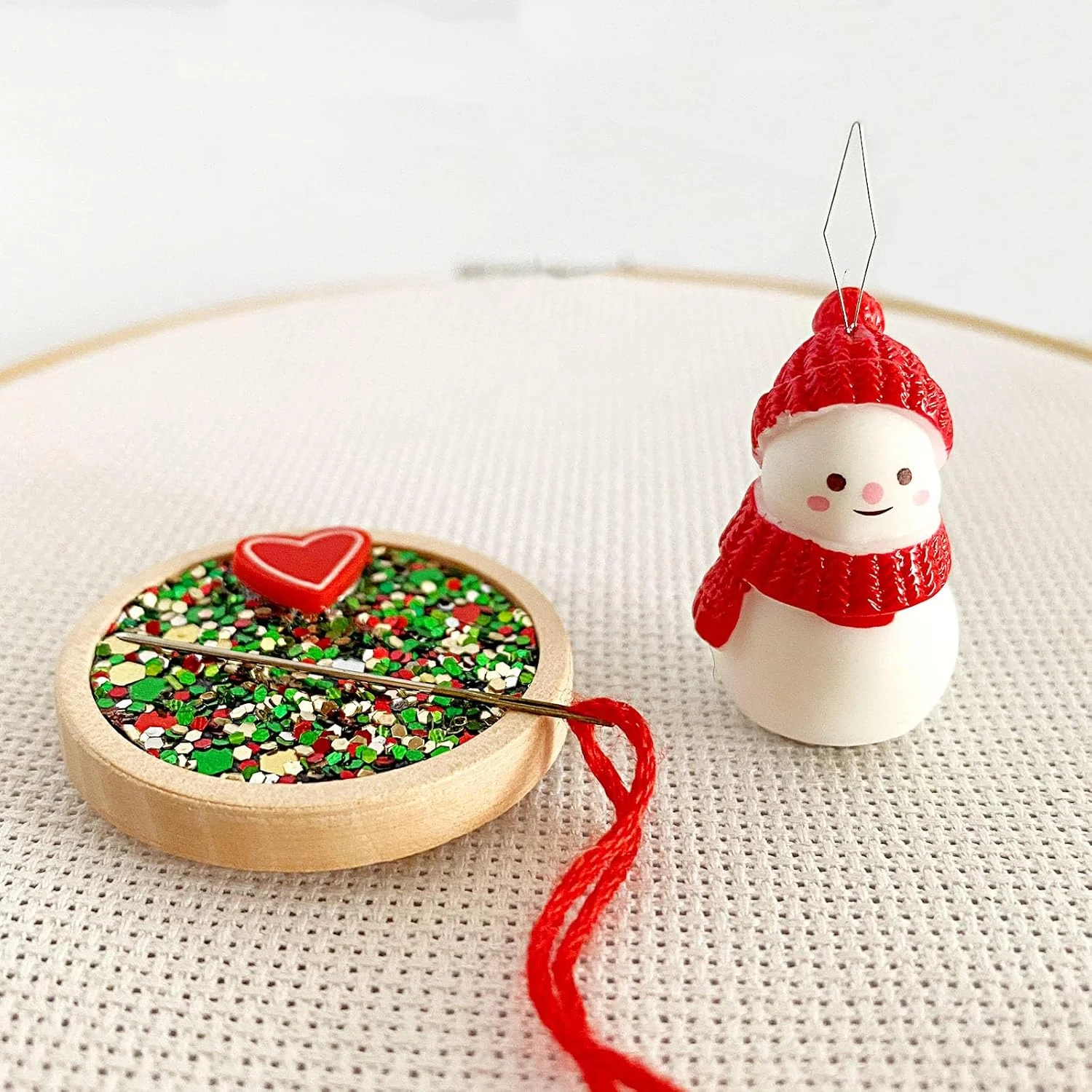 جا سوزنی چوبی گرد مغناطیسی برای گلدوزی، نگهدارنده سوزن با تزئین پولک درخشان و سوزن نخ کن آدم برفی، آهنربا برای لوازم خیاطی گلدوزی