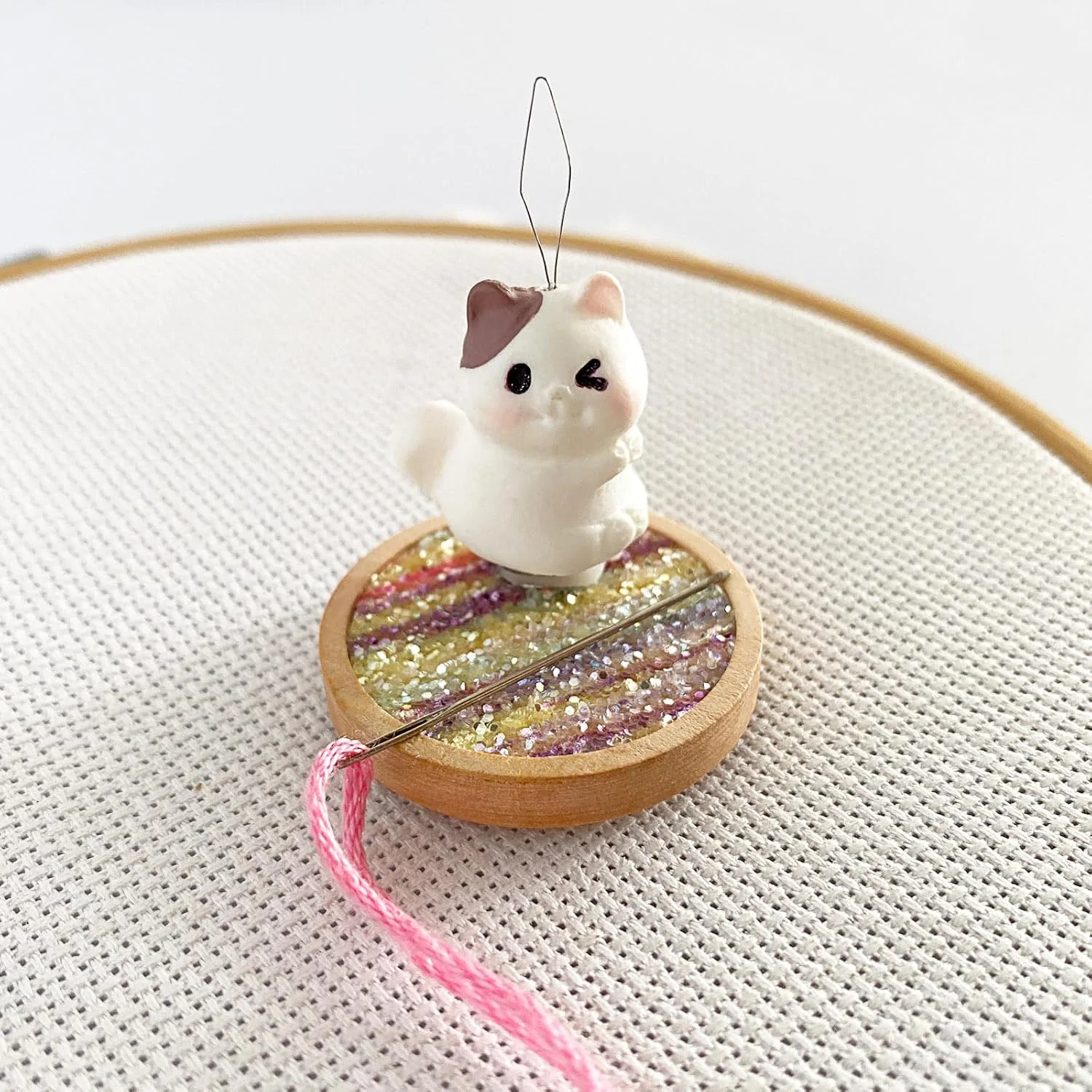 نخ‌کن سوزن طرح گربه و نگهدارنده سوزن چوبی گرد مغناطیسی برای گلدوزی، نگهدارنده سوزن با پولک‌های راه راه رنگارنگ برای لوازم جانبی خیاطی و گلدوزی