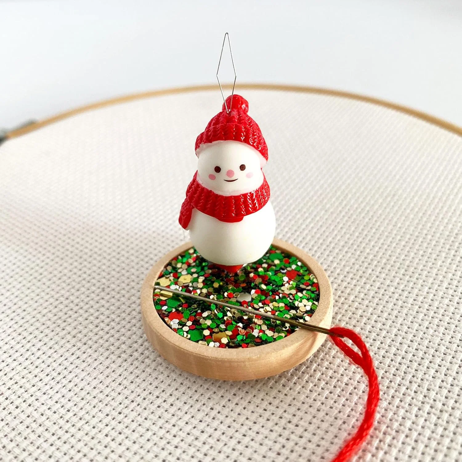 جا سوزنی چوبی گرد مغناطیسی برای گلدوزی، نگهدارنده سوزن با تزئین پولک درخشان و سوزن نخ کن آدم برفی، آهنربا برای لوازم خیاطی گلدوزی جا سوزنی چوبی گرد مغناطیسی برای گلدوزی، نگهدارنده سوزن با تزئین پولک درخشان و سوزن نخ کن آدم برفی، آهنربا برای لوازم خیاطی گلدوزی