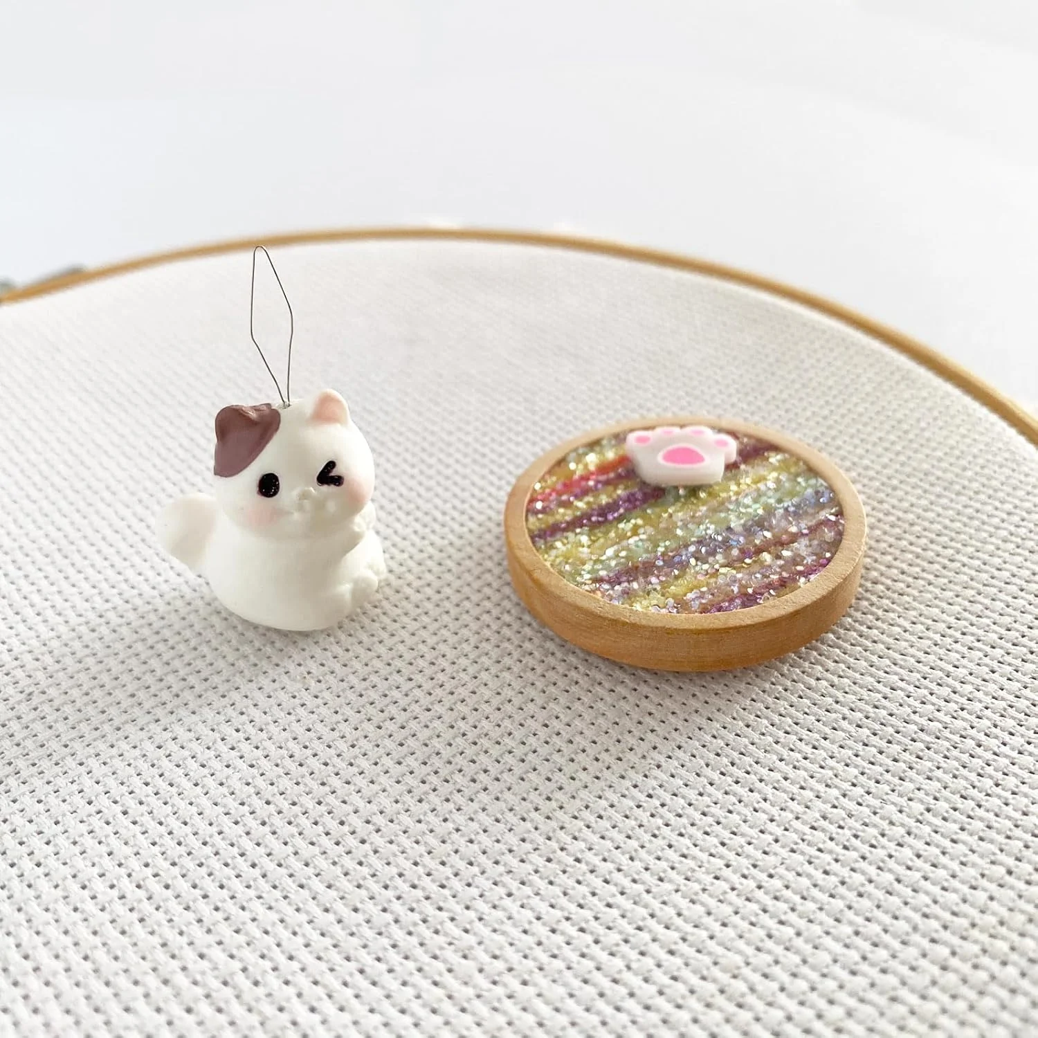 نخکن سوزن طرح گربه و نگهدارنده سوزن چوبی گرد مغناطیسی برای گلدوزی، نگهدارنده سوزن با پولکهای راه راه رنگارنگ برای لوازم جانبی خیاطی و گلدوزی نخکن سوزن طرح گربه و نگهدارنده سوزن چوبی گرد مغناطیسی برای گلدوزی، نگهدارنده سوزن با پولکهای راه راه رنگارنگ برای لوازم جانبی خیاطی و گلدوزی