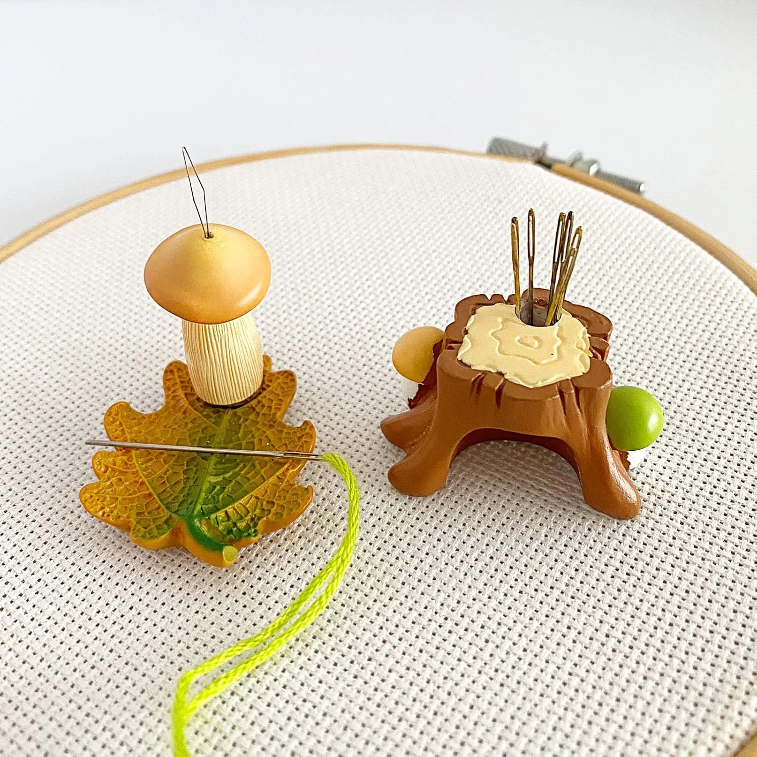 جا سوزنی مغناطیسی طرح درخت، سوزن نخ کن قارچ زرد و نگهدارنده سوزن طرح برگ برای گلدوزی، خیاطی و لوازم هنری جا سوزنی مغناطیسی طرح درخت، سوزن نخ کن قارچ زرد و نگهدارنده سوزن طرح برگ برای گلدوزی، خیاطی و لوازم هنری