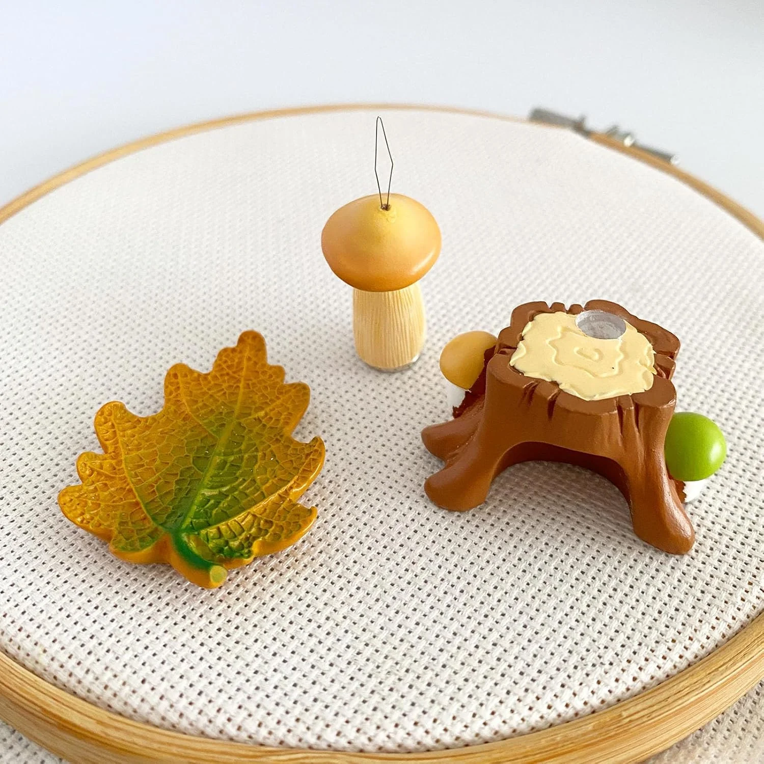 جا سوزنی مغناطیسی طرح درخت، سوزن نخ کن قارچ زرد و نگهدارنده سوزن طرح برگ برای گلدوزی، خیاطی و لوازم هنری جا سوزنی مغناطیسی طرح درخت، سوزن نخ کن قارچ زرد و نگهدارنده سوزن طرح برگ برای گلدوزی، خیاطی و لوازم هنری