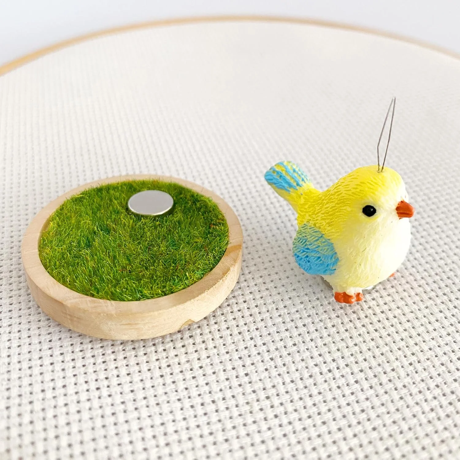 سوزن نخ کن طرح پرنده با نگهدارنده سوزن طرح چمن برای گلدوزی، نگهدارنده سوزن مغناطیسی برای لوازم خیاطی گلدوزی سوزن نخ کن طرح پرنده با نگهدارنده سوزن طرح چمن برای گلدوزی، نگهدارنده سوزن مغناطیسی برای لوازم خیاطی گلدوزی