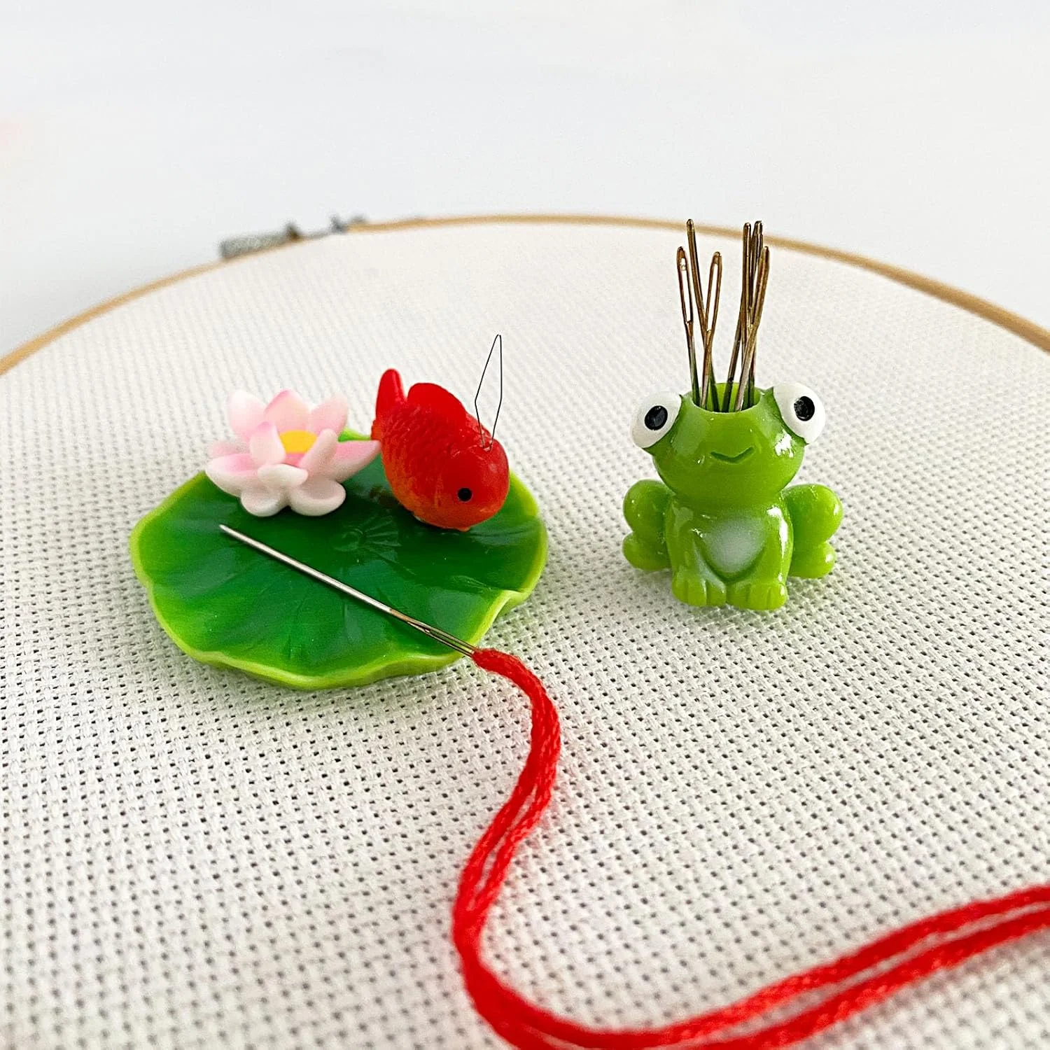 جا سوزنی مغناطیسی قورباغه، نگهدارنده سوزن طرح برگ گل نیلوفر و سوزن نخ کن ماهی برای لوازم جانبی گلدوزی و خیاطی جا سوزنی مغناطیسی قورباغه، نگهدارنده سوزن طرح برگ گل نیلوفر و سوزن نخ کن ماهی برای لوازم جانبی گلدوزی و خیاطی