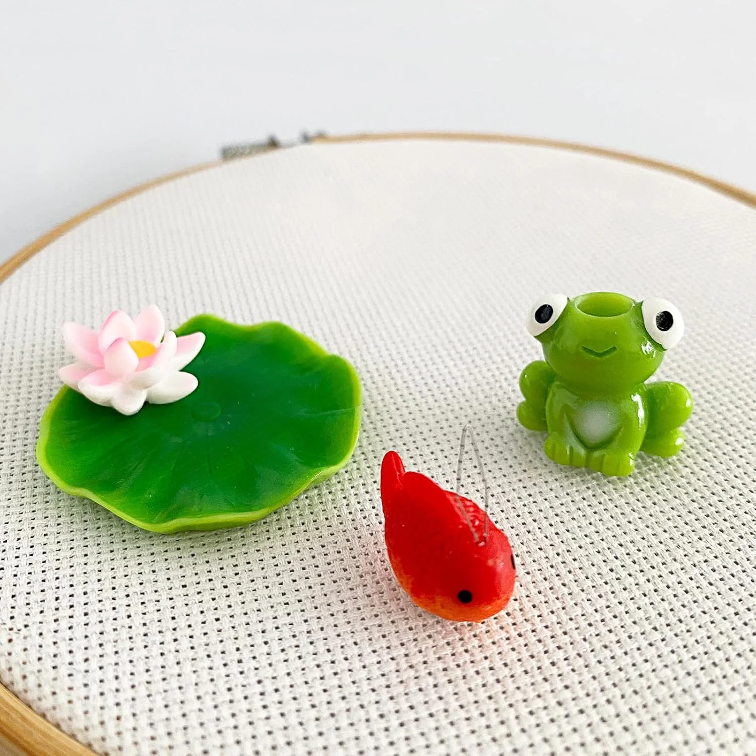 جا سوزنی مغناطیسی قورباغه، نگهدارنده سوزن طرح برگ گل نیلوفر و سوزن نخ کن ماهی برای لوازم جانبی گلدوزی و خیاطی جا سوزنی مغناطیسی قورباغه، نگهدارنده سوزن طرح برگ گل نیلوفر و سوزن نخ کن ماهی برای لوازم جانبی گلدوزی و خیاطی