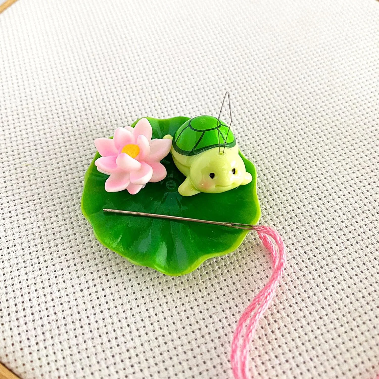 جا سوزنی طرح برگ نیلوفر آبی و سوزن نخ کن لاک پشتی برای گلدوزی و شماره دوزی، نگهدارنده سوزن مغناطیسی برای لوازم صنایع دستی و خیاطی جا سوزنی طرح برگ نیلوفر آبی و سوزن نخ کن لاک پشتی برای گلدوزی و شماره دوزی، نگهدارنده سوزن مغناطیسی برای لوازم صنایع دستی و خیاطی