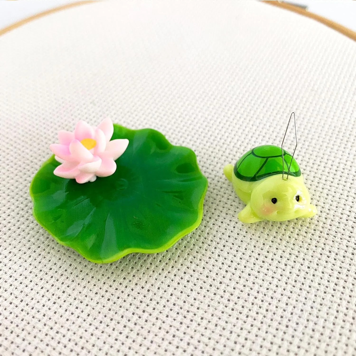 جا سوزنی طرح برگ نیلوفر آبی و سوزن نخ کن لاک پشتی برای گلدوزی و شماره دوزی، نگهدارنده سوزن مغناطیسی برای لوازم صنایع دستی و خیاطی جا سوزنی طرح برگ نیلوفر آبی و سوزن نخ کن لاک پشتی برای گلدوزی و شماره دوزی، نگهدارنده سوزن مغناطیسی برای لوازم صنایع دستی و خیاطی