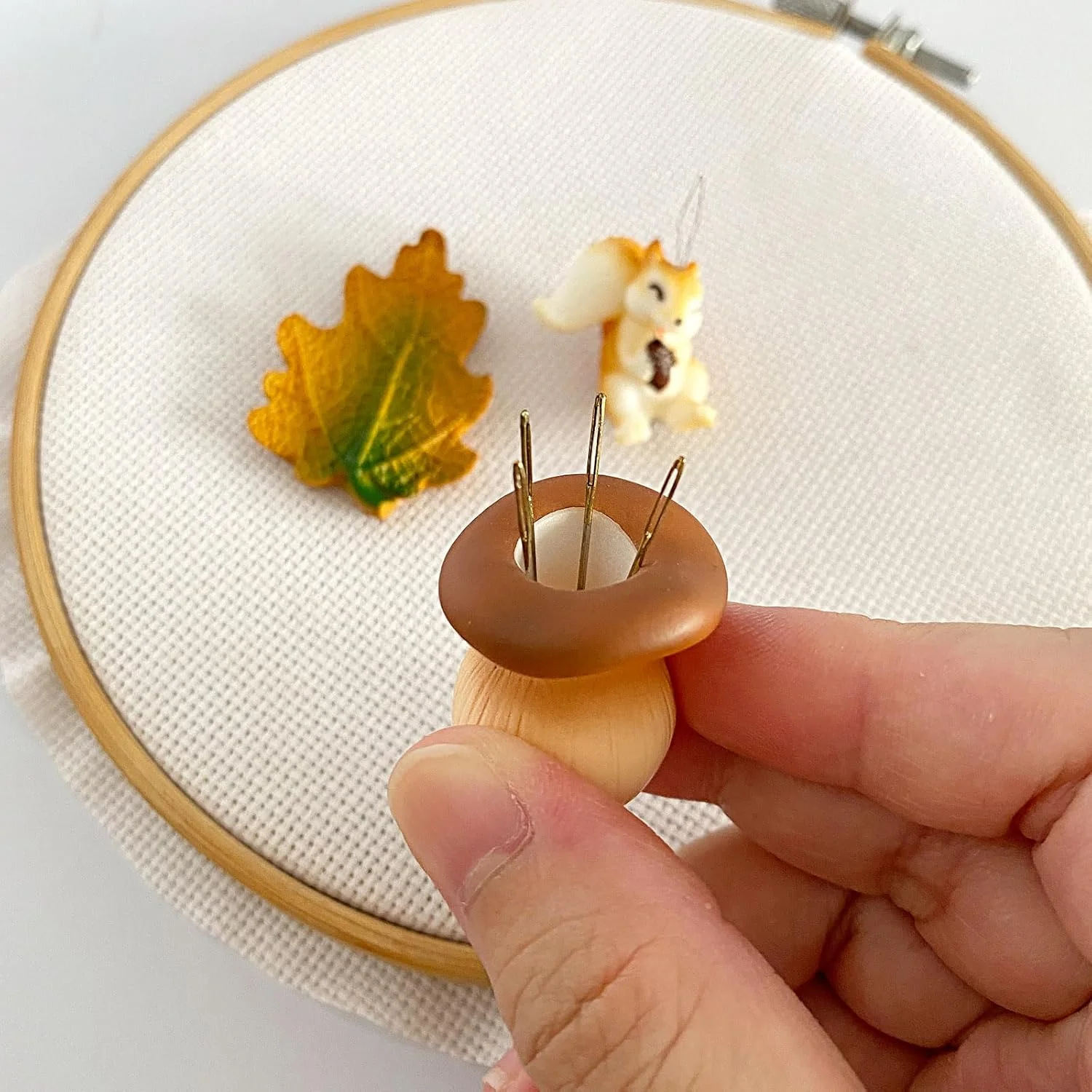 جا سوزنی مغناطیسی طرح قارچ، سوزن نخ کن طرح سنجاب و نگهدارنده سوزن طرح برگ برای گلدوزی، شماره دوزی و لوازم خیاطی جا سوزنی مغناطیسی طرح قارچ، سوزن نخ کن طرح سنجاب و نگهدارنده سوزن طرح برگ برای گلدوزی، شماره دوزی و لوازم خیاطی