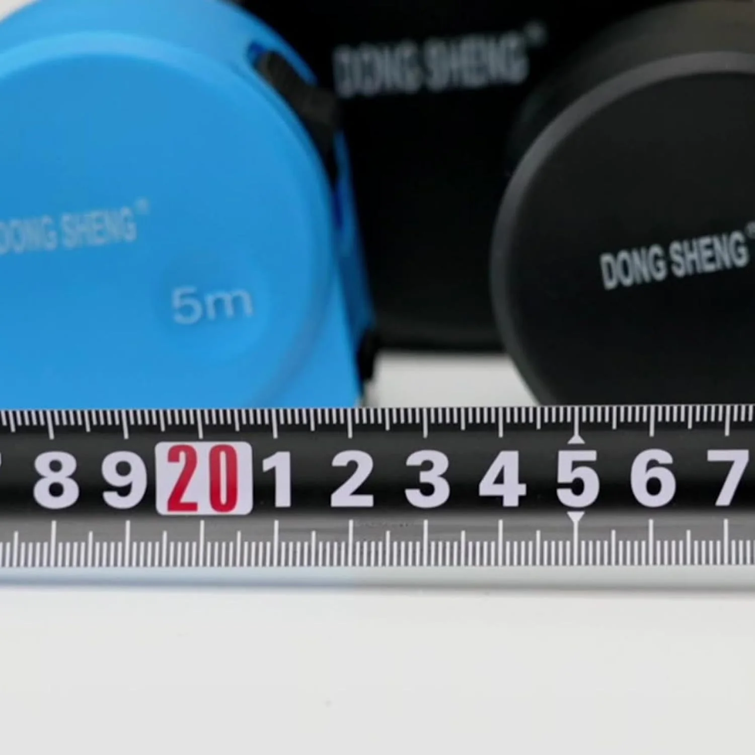 متر نواری جمع شونده TERRIFI به طول 7.5 متر (25 فوت) با مقیاس متریک و اینچی، تیغه استیل ضد زنگ، بادوام و خوانا، خود قفل شونده، طراحی توخالی، کنترل جمع شدن (طلایی مشکی)