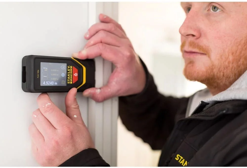 متر لیزری 50 متری استنلی TLM165 با برد 0.1 تا 50 متر و دقت ±1.5 میلی متر، دارای حالت های اندازه گیری چندگانه فیثاغورث، فاصله، مساحت و حجم با بلوتوث، زرد/مشکی، STHT1-77139