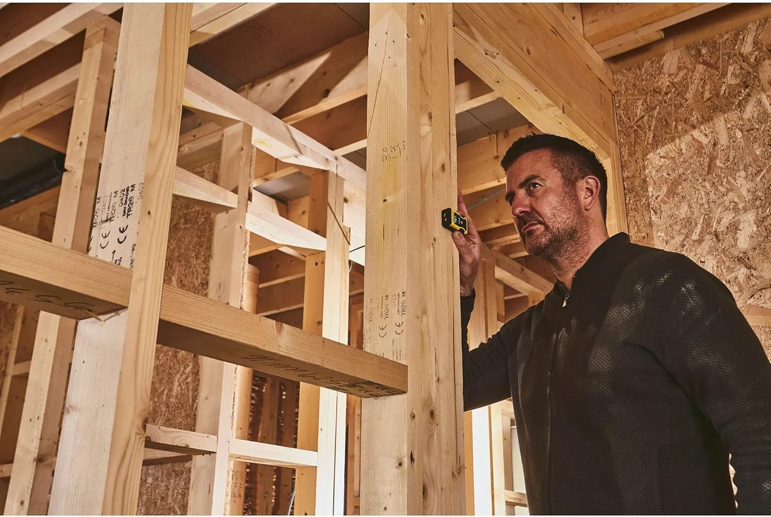 متر لیزری استنلی مدل TLM40، زرد/مشکی، STHT77666-0