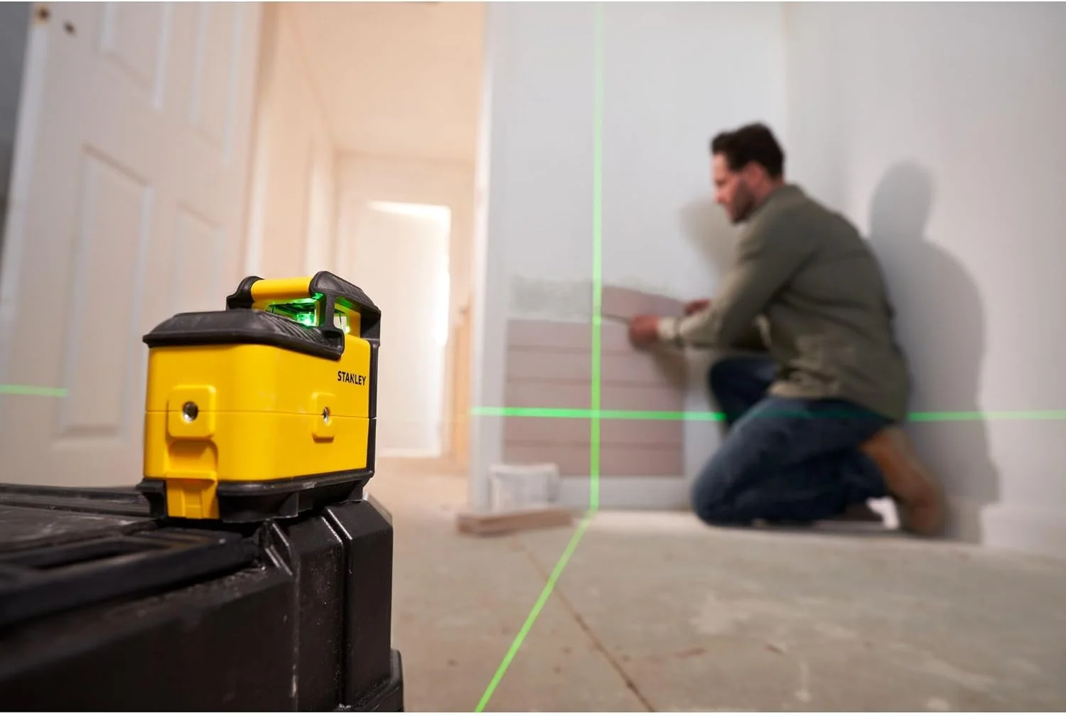 دستگاه تراز لیزری خطی متقاطع استنلی با چرخش 360 درجه (خط افقی و عمودی 360 درجه، خودتراز، IP50، شامل پایه دیواری، 4 عدد باتری و کیف حمل) STHT77594-1