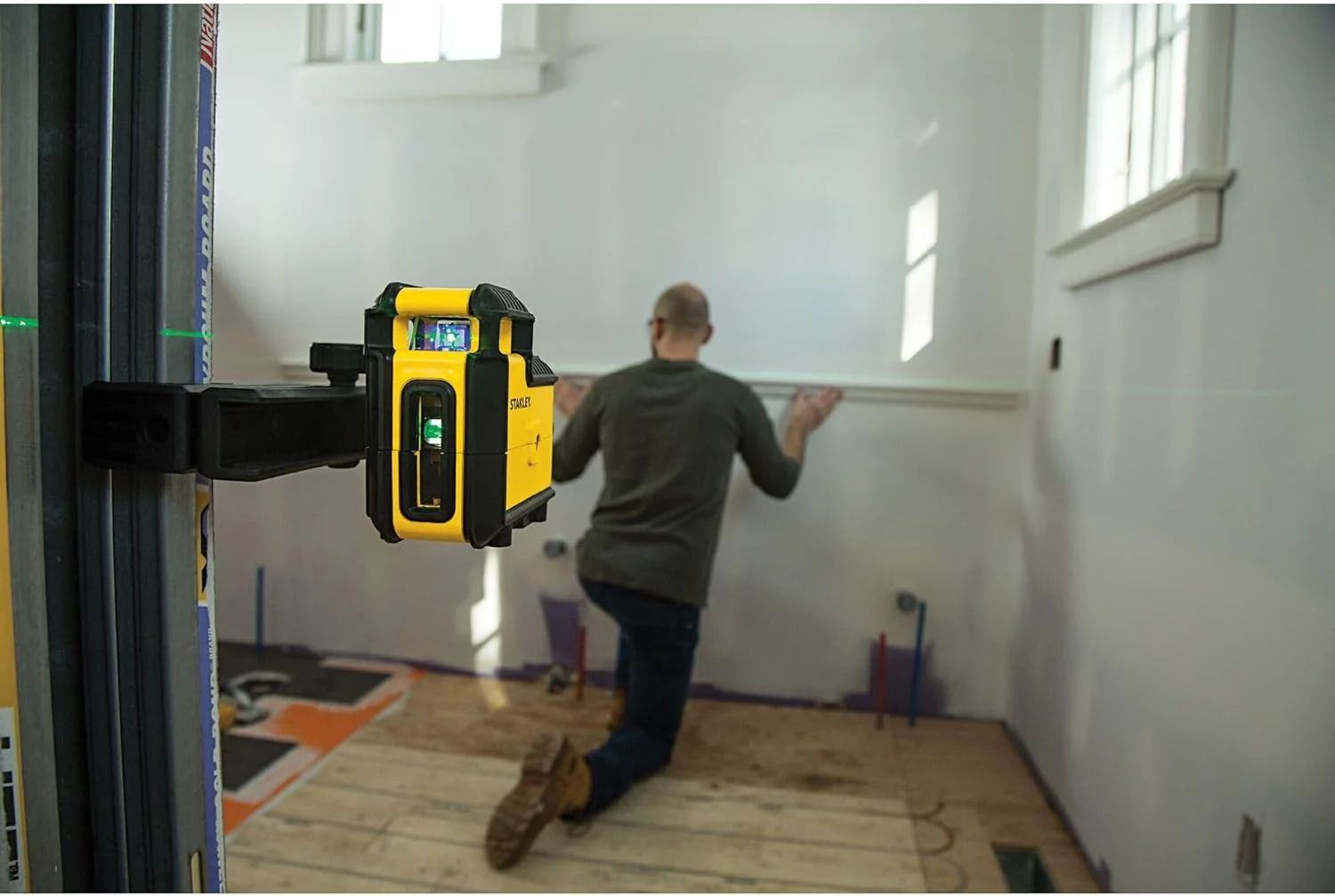 دستگاه تراز لیزری خطی متقاطع استنلی با چرخش 360 درجه (خط افقی و عمودی 360 درجه، خودتراز، IP50، شامل پایه دیواری، 4 عدد باتری و کیف حمل) STHT77594-1