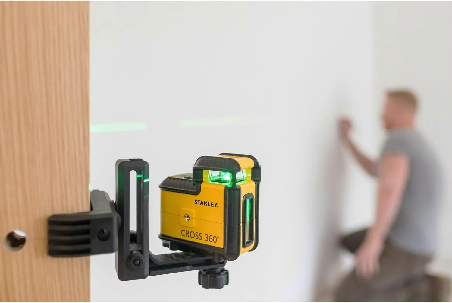 دستگاه تراز لیزری خطی متقاطع استنلی با چرخش 360 درجه (خط افقی و عمودی 360 درجه، خودتراز، IP50، شامل پایه دیواری، 4 عدد باتری و کیف حمل) STHT77594-1