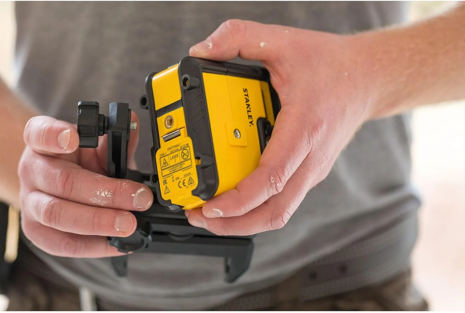 دستگاه تراز لیزری خطی متقاطع استنلی با چرخش 360 درجه (خط افقی و عمودی 360 درجه، خودتراز، IP50، شامل پایه دیواری، 4 عدد باتری و کیف حمل) STHT77594-1