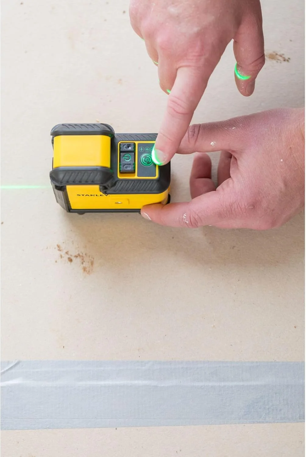 دستگاه تراز لیزری خطی متقاطع استنلی با چرخش 360 درجه (خط افقی و عمودی 360 درجه، خودتراز، IP50، شامل پایه دیواری، 4 عدد باتری و کیف حمل) STHT77594-1