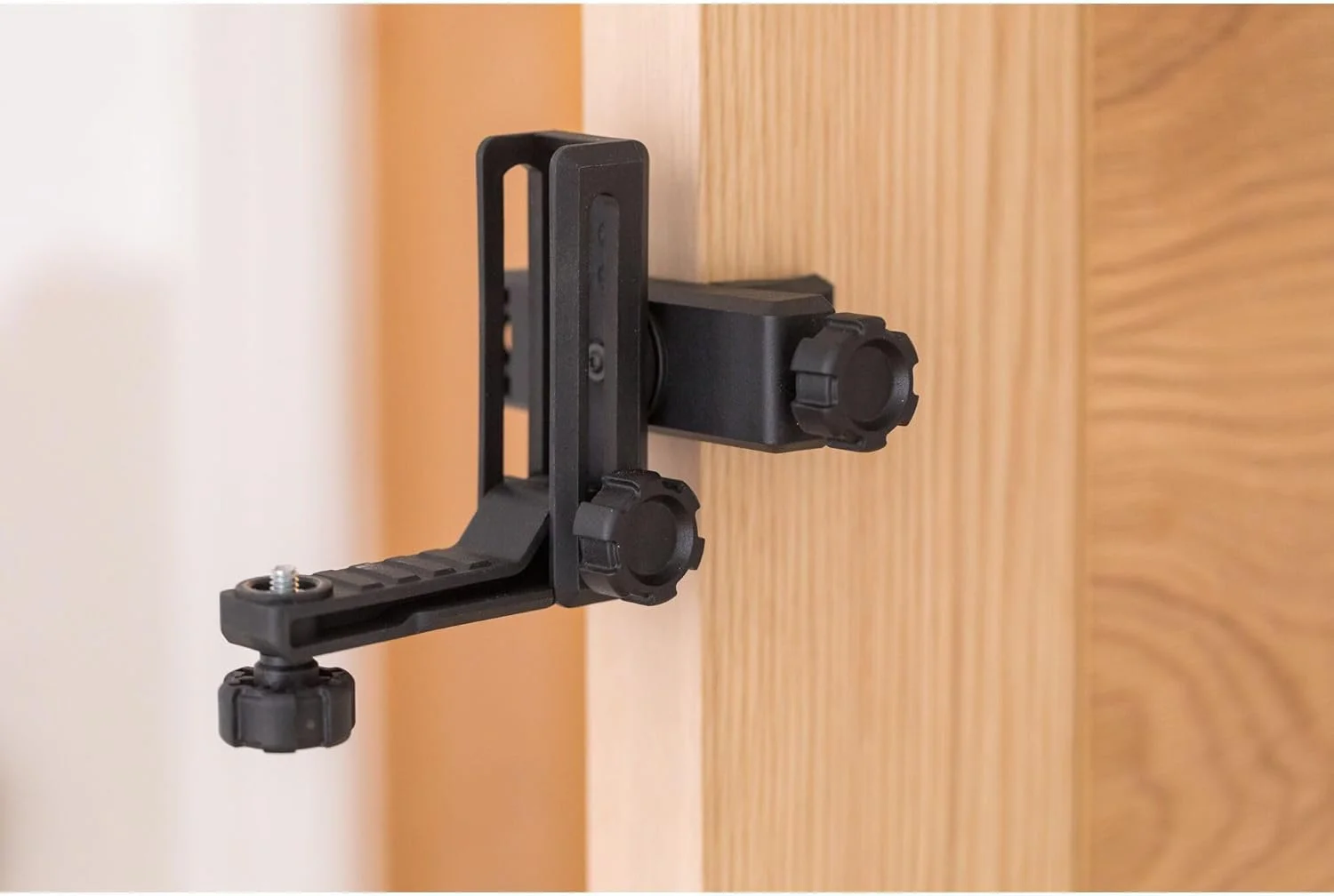 دستگاه تراز لیزری خطی متقاطع استنلی با چرخش 360 درجه (خط افقی و عمودی 360 درجه، خودتراز، IP50، شامل پایه دیواری، 4 عدد باتری و کیف حمل) STHT77594-1