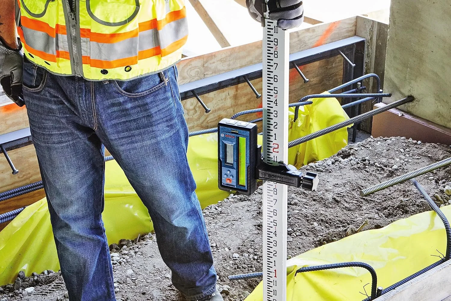 گیرنده لیزری چرخشی بوش مدل LR20 با قابلیت تشخیص پرتوهای قرمز و سبز تا 300 متر، شامل براکت نصب و 2 عدد باتری قلمی