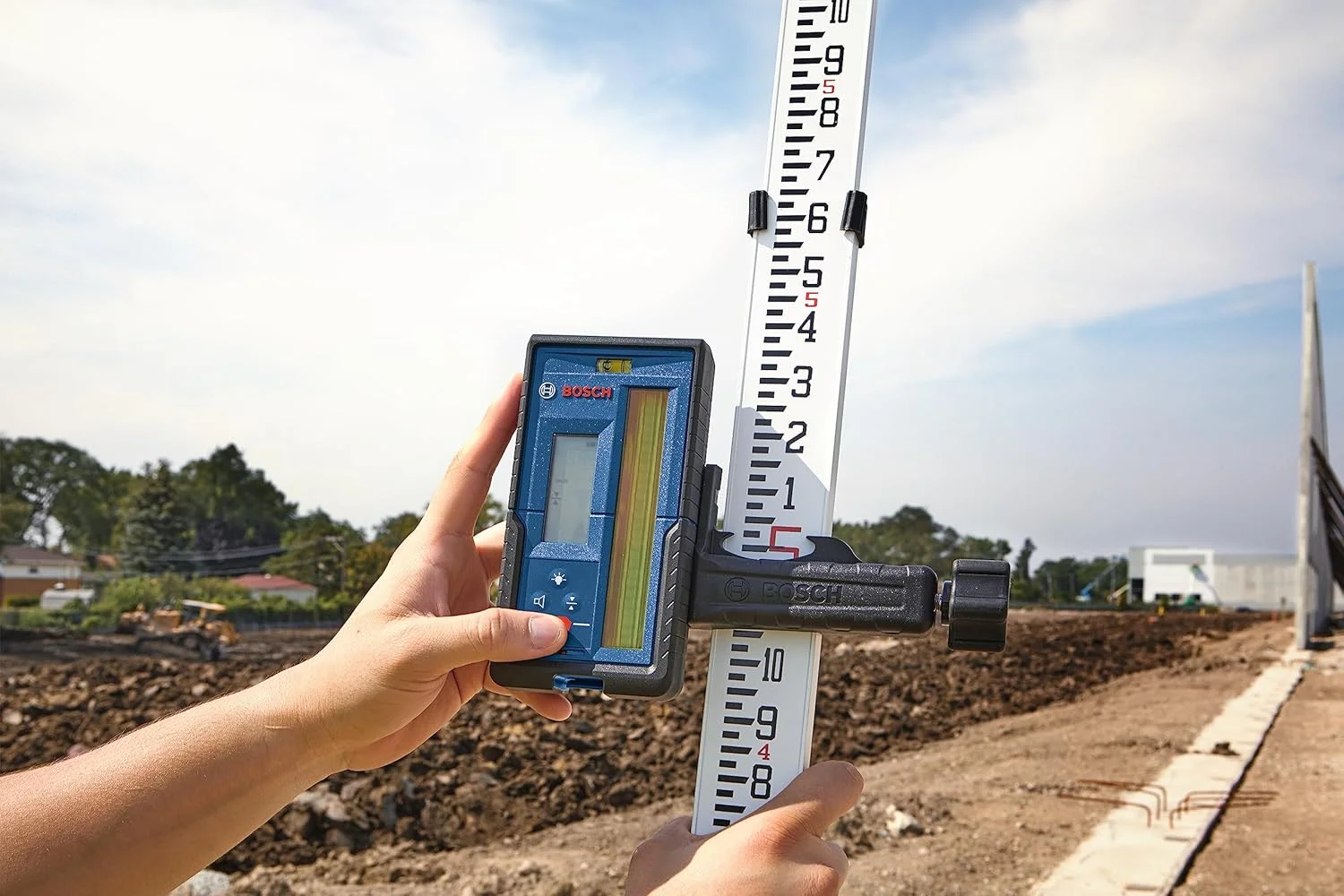 گیرنده لیزری چرخشی بوش مدل LR20 با قابلیت تشخیص پرتوهای قرمز و سبز تا 300 متر، شامل براکت نصب و 2 عدد باتری قلمی