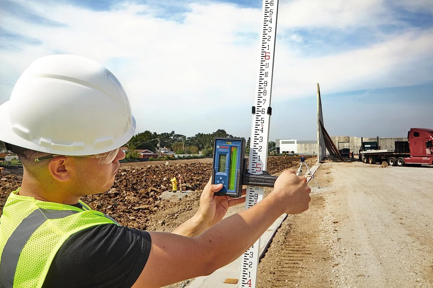 گیرنده لیزری چرخشی بوش مدل LR20 با قابلیت تشخیص پرتوهای قرمز و سبز تا 300 متر، شامل براکت نصب و 2 عدد باتری قلمی