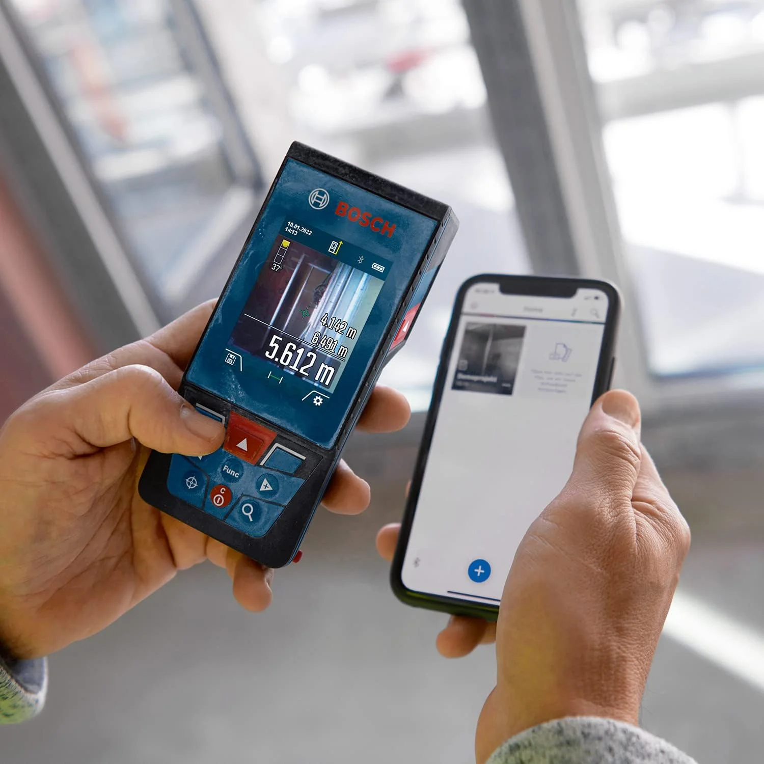 متر لیزری حرفه ای بوش مدل GLM 100-25 C (دارای دوربین یکپارچه، برد: تا 100 متر، مقاوم، IP54، ± 1.5 میلی متر، 3 عدد باتری AA، بند دستی، کیف) (0601072Y00)