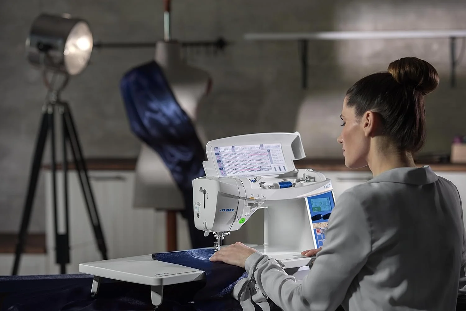 JUKI HZL-DX7/CE با سیستم تغذیه جعبه ای - تکنولوژی چرخ خیاطی صنعتی JUKI، تعداد طرح های دوخت: 287 و فونت های الفبایی/عددی JUKI HZL-DX7/CE با سیستم تغذیه جعبه ای - تکنولوژی چرخ خیاطی صنعتی JUKI، تعداد طرح های دوخت: 287 و فونت های الفبایی/عددی