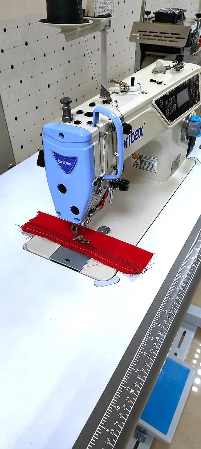 چرخ خیاطی صنعتی BRITEX BR-B6-D4، چرخ خیاطی قفل‌دوز مستقیم با سرعت بالا و موتور سروو 550 وات، نخ قطع کن خودکار، بالابر پایه خودکار، پس دوزی خودکار، همراه با میز و پایه