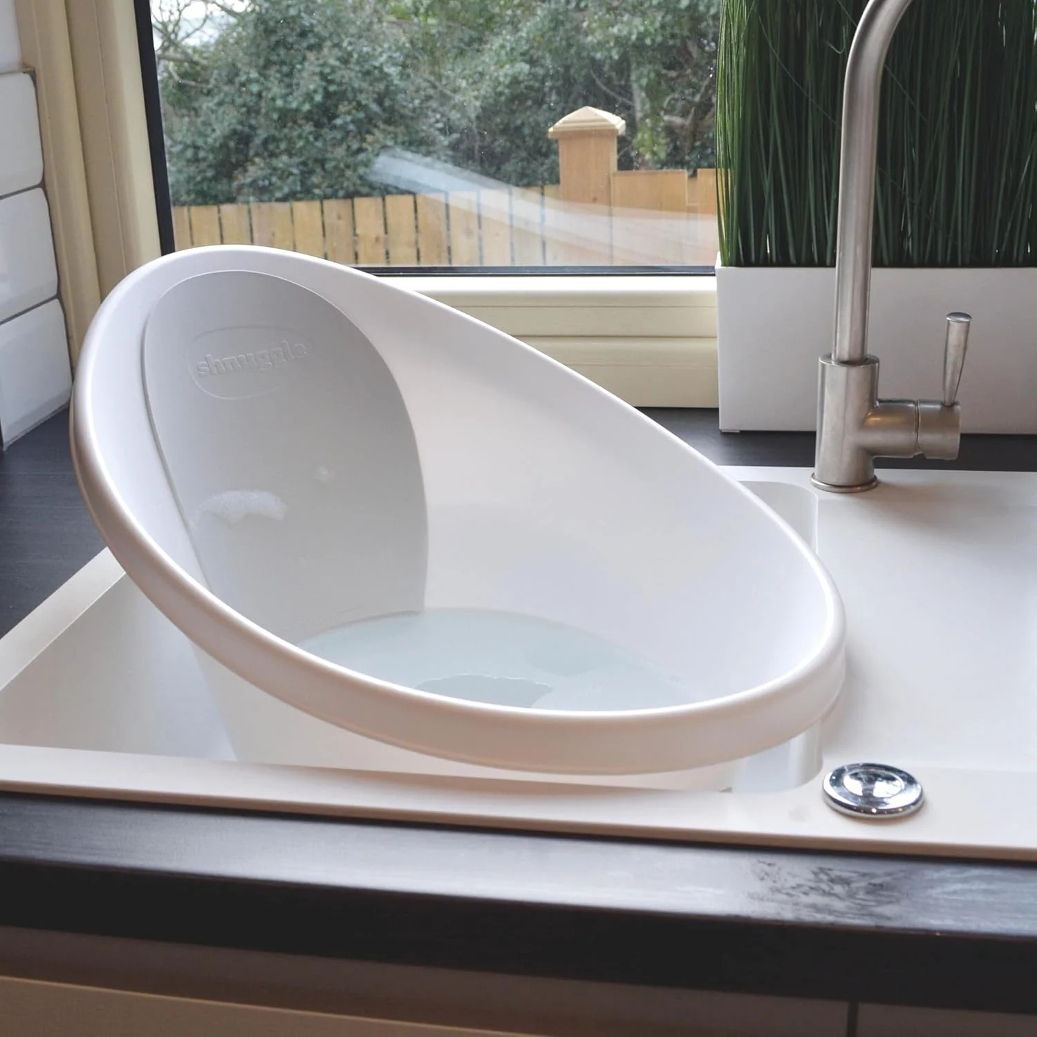 وان حمام نوزاد Shnuggle | دارای برآمدگی برای تکیه‌گاه و پشتی نرم | مناسب از بدو تولد | دارای درپوش تخلیه آب (سفید)