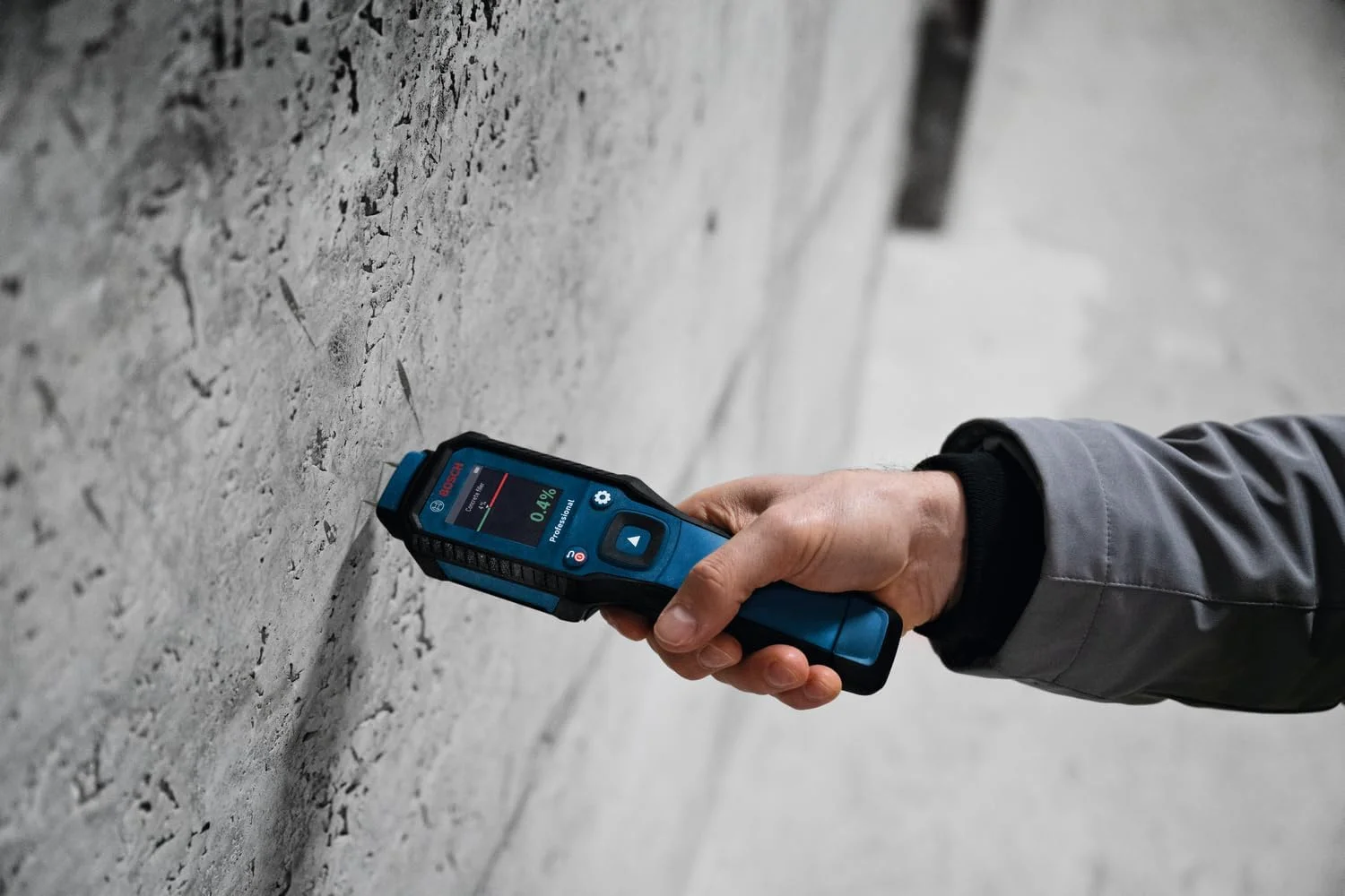 رطوبت سنج حرفه ای بوش مدل GMP 1-13 (سوزنی، اندازه گیری 37 نوع چوب و 10 نوع مصالح ساختمانی، استاندارد IP65، صفحه نمایش LCD با کنتراست بالا، 2 عدد باتری AA، کیف)