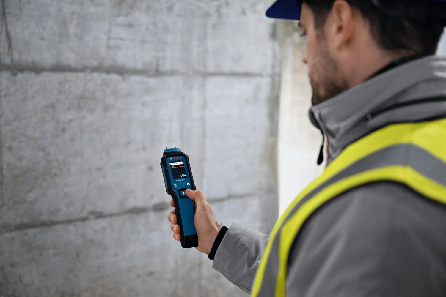 رطوبت سنج حرفه ای بوش مدل GMP 1-13 (سوزنی، اندازه گیری 37 نوع چوب و 10 نوع مصالح ساختمانی، استاندارد IP65، صفحه نمایش LCD با کنتراست بالا، 2 عدد باتری AA، کیف)