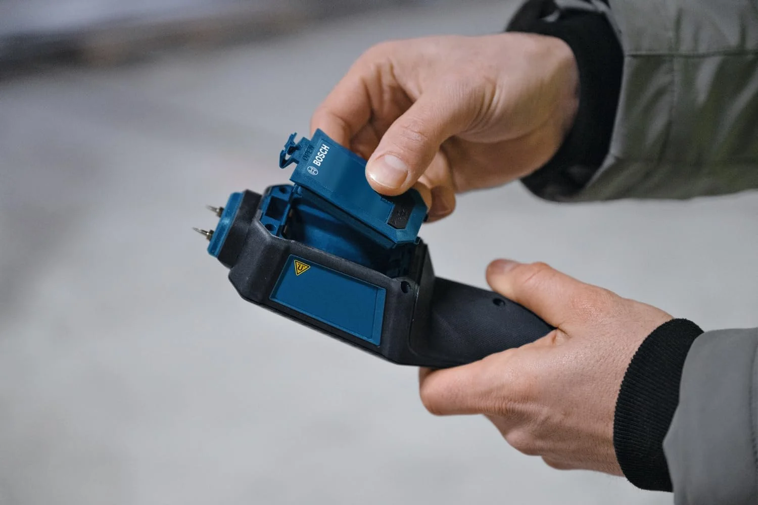 رطوبت سنج حرفه ای بوش مدل GMP 1-13 (سوزنی، اندازه گیری 37 نوع چوب و 10 نوع مصالح ساختمانی، استاندارد IP65، صفحه نمایش LCD با کنتراست بالا، 2 عدد باتری AA، کیف)