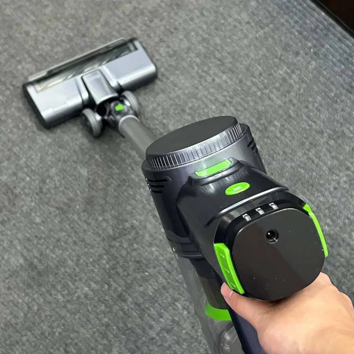 جاروبرقی عصایی بی‌سیم با چراغ‌های LED، دسته قابل تنظیم، مشکی و سبز