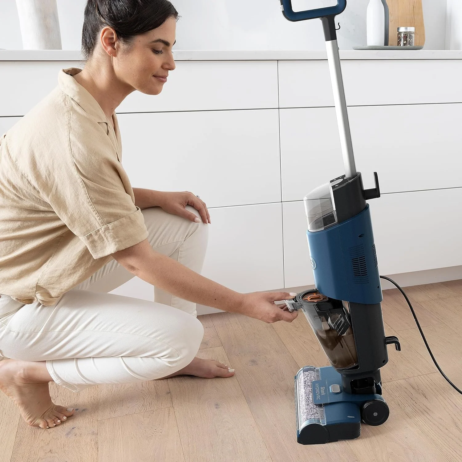 جاروبرقی و کف شوی شارژی Shark HydroVac با برس ضد میکروبی، خنثی کننده بوی مایع چند سطحی و کابل 25 فوتی، خود تمیز شونده، مرطوب و خشک، سرمه ای WD100EU جاروبرقی و کف شوی شارژی Shark HydroVac با برس ضد میکروبی، خنثی کننده بوی مایع چند سطحی و کابل 25 فوتی، خود تمیز شونده، مرطوب و خشک، سرمه ای WD100EU