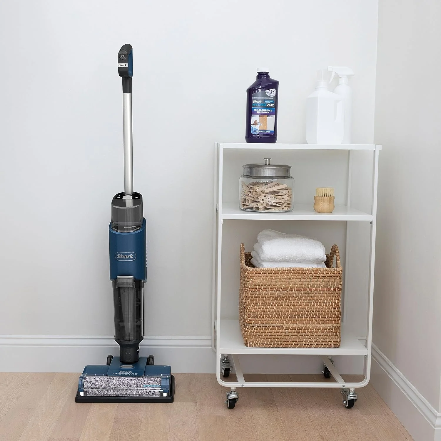 جاروبرقی و کف شوی شارژی Shark HydroVac با برس ضد میکروبی، خنثی کننده بوی مایع چند سطحی و کابل 25 فوتی، خود تمیز شونده، مرطوب و خشک، سرمه ای WD100EU جاروبرقی و کف شوی شارژی Shark HydroVac با برس ضد میکروبی، خنثی کننده بوی مایع چند سطحی و کابل 25 فوتی، خود تمیز شونده، مرطوب و خشک، سرمه ای WD100EU