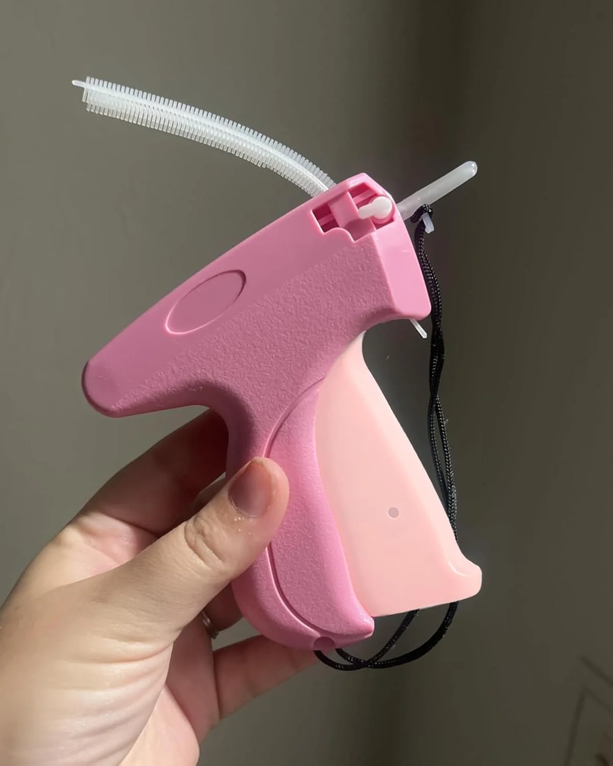 تعمیر کننده سریع لباس Stitchy - ابزار دوخت فوری برای لباس، تفنگ دوخت قابل حمل صورتی با 5 سوزن و 2000 بست، لبه دوزی سریع، برچسب زدن و تعمیر برای جین، پرده، لحاف تعمیر کننده سریع لباس Stitchy - ابزار دوخت فوری برای لباس، تفنگ دوخت قابل حمل صورتی با 5 سوزن و 2000 بست، لبه دوزی سریع، برچسب زدن و تعمیر برای جین، پرده، لحاف