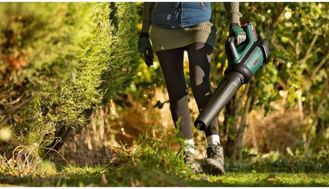 دمنده برگ شارژی بوش مدل AdvancedLeafBlower 36V-750 (بدون باتری، سیستم 36 ولت، برای پاکسازی برگ های سرسخت و مناطق بزرگ، سبک وزن: 2.8 کیلوگرم، در بسته بندی کارتنی) دمنده برگ شارژی بوش مدل AdvancedLeafBlower 36V-750 (بدون باتری، سیستم 36 ولت، برای پاکسازی برگ های سرسخت و مناطق بزرگ، سبک وزن: 2.8 کیلوگرم، در بسته بندی کارتنی)