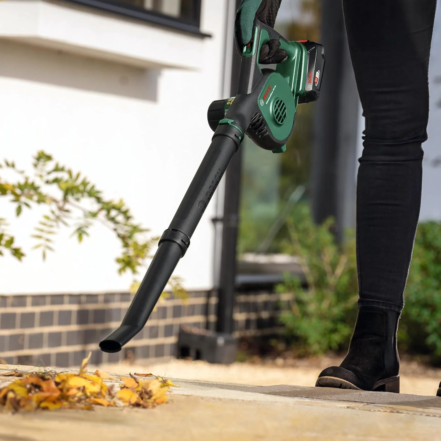 بوش - دمنده برگ باتری خور یونیورسال 18V-130 2.5AH (شامل باتری و شارژر) بوش - دمنده برگ باتری خور یونیورسال 18V-130 2.5AH (شامل باتری و شارژر)