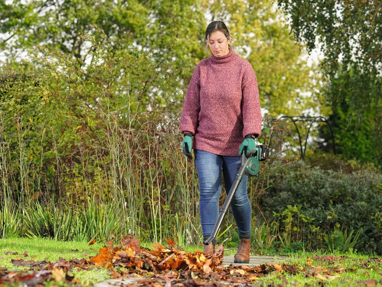 بوش - دمنده برگ باتری خور یونیورسال 18V-130 2.5AH (شامل باتری و شارژر) بوش - دمنده برگ باتری خور یونیورسال 18V-130 2.5AH (شامل باتری و شارژر)