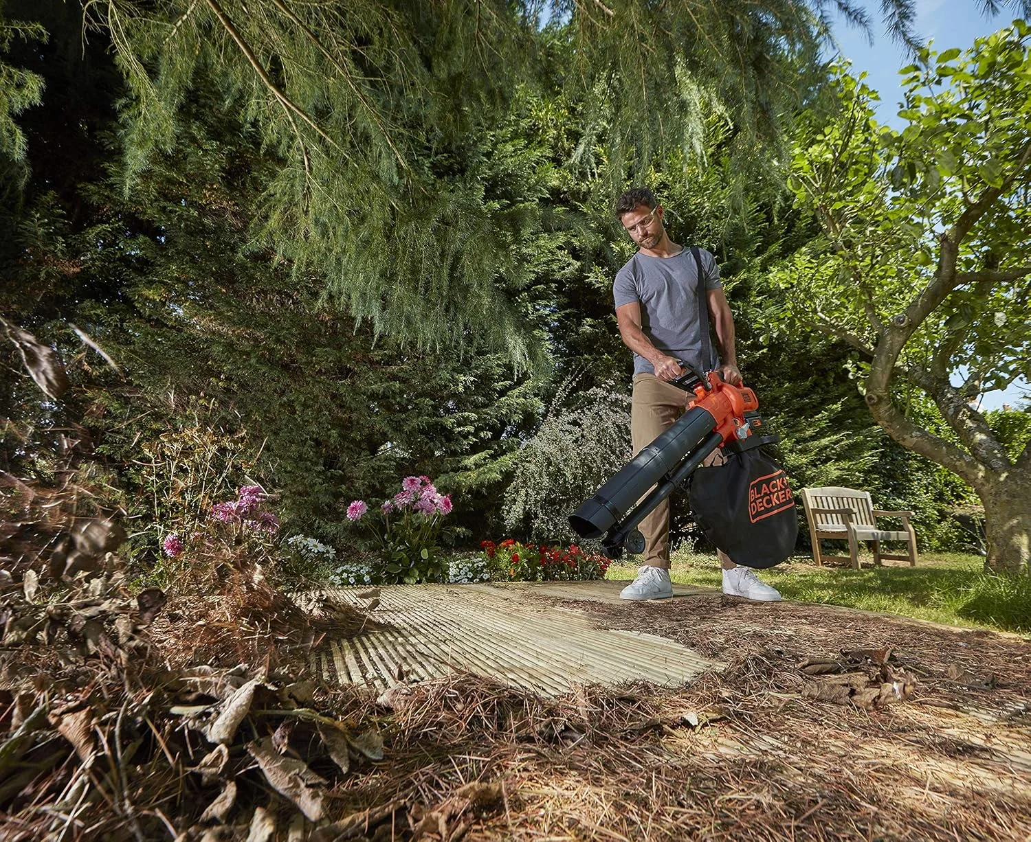 دمنده برگ باتری دار BLACK+DECKER Lausbauger BCBLV3625L1 با خردکن (کیسه جمع آوری 45 لیتری، موتور براشلس، سرعت هوای 210 کیلومتر در ساعت و قدرت مکش بالا - 36 ولت، شامل باتری و شارژر)