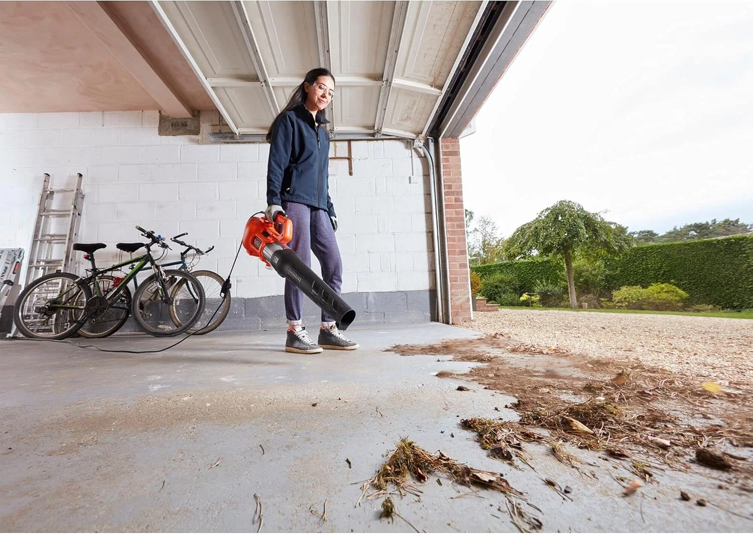 دمنده برگ برقی محوری بلک اند دکر مدل Bebl185 (1850 وات، دمنده برگ با سرعت دمیدن بالای 190 کیلومتر در ساعت، حجم هوا 765 متر مکعب در ساعت، دارای خراشنده برگ یکپارچه، مناسب برای پاسیو، مسیرها، راهروها)