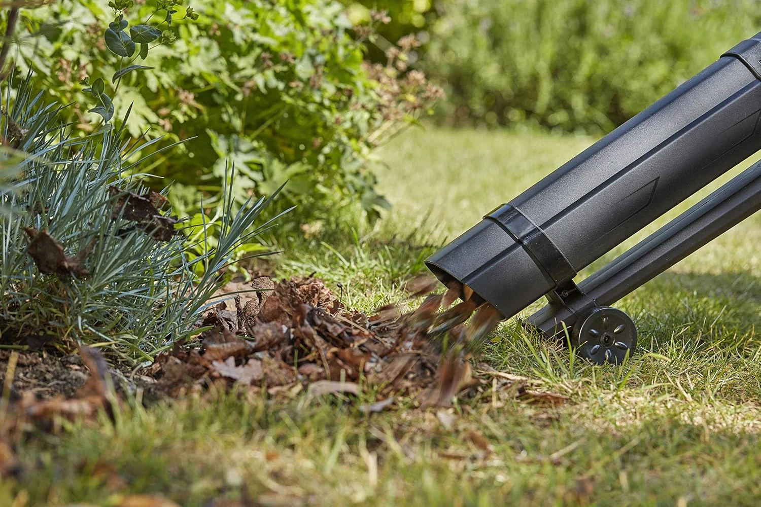 دمنده برگ باتری دار BLACK+DECKER Lausbauger BCBLV3625L1 با خردکن (کیسه جمع آوری 45 لیتری، موتور براشلس، سرعت هوای 210 کیلومتر در ساعت و قدرت مکش بالا - 36 ولت، شامل باتری و شارژر)