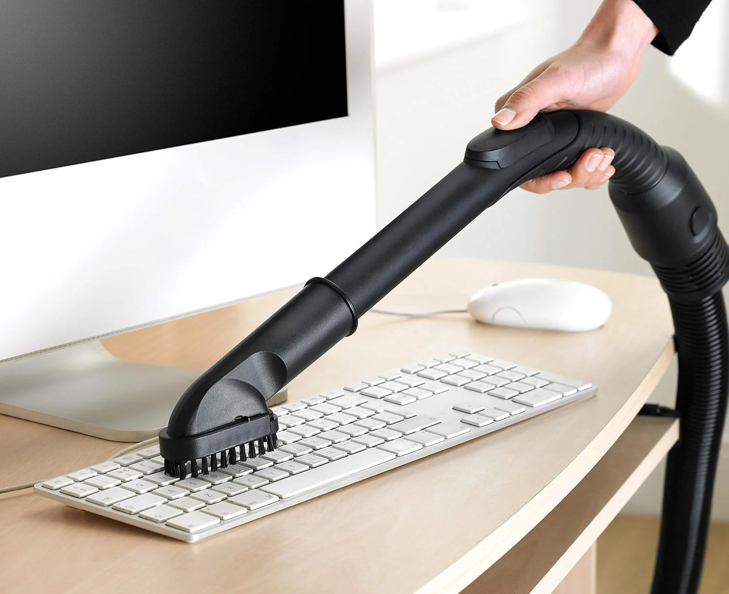 جاروبرقی سیم دار 2000 وات بلک اند دکر با ظرفیت 1.8 لیتر، قدرت مکش 289 وات، جاروبرقی چند چرخه‌ای بدون کیسه با فیلتر HEPA12 و سیستم فیلتراسیون 6 مرحله‌ای، برای تمیز کردن سریع و آسان مدل VM2825-B5