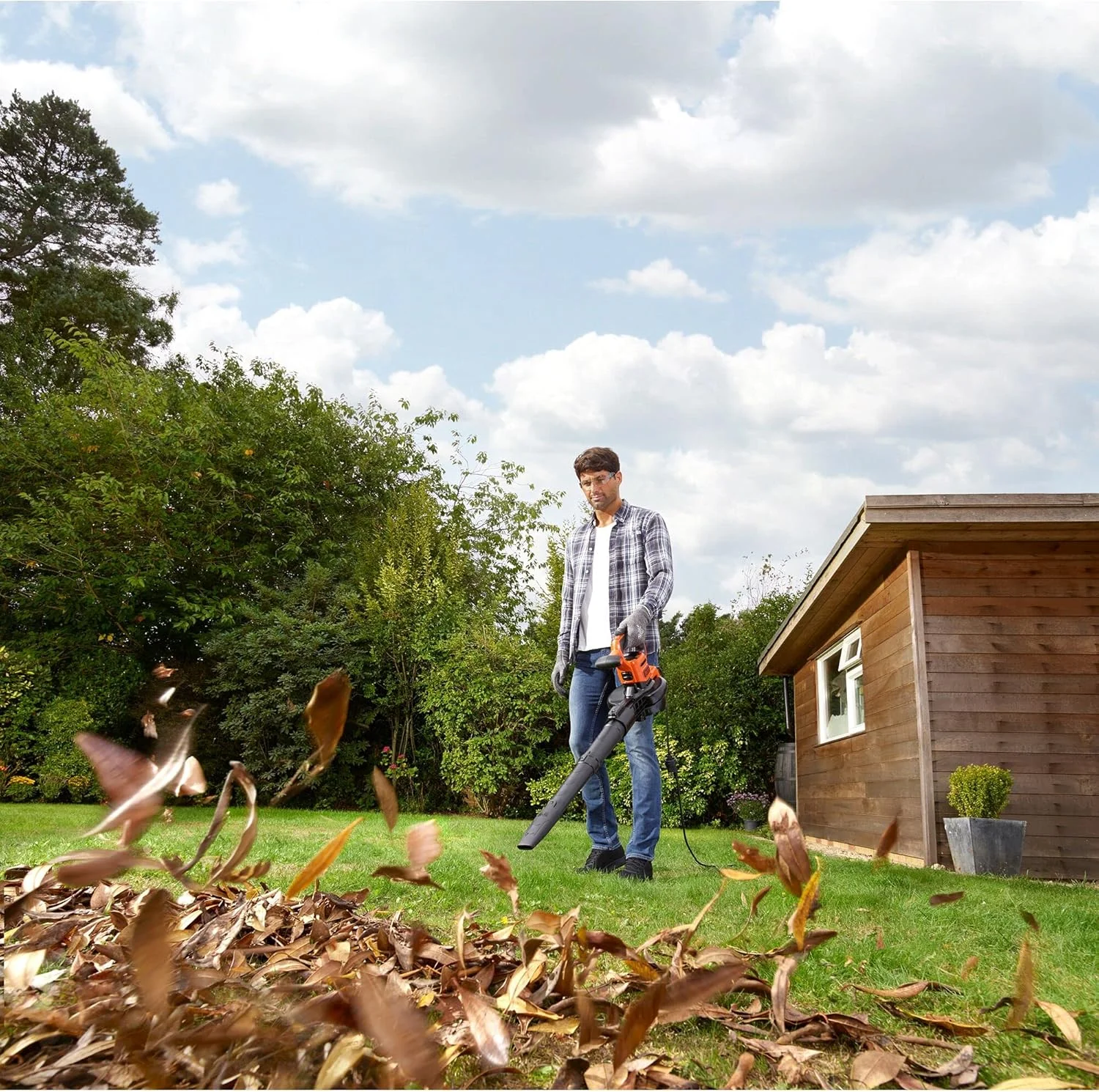 دمنده/مکنده برگ برقی 3 در 1 بلک اند دکر مدل BEBLV301 (3000 وات، با خردکن + چنگک برگ متصل شونده، کوله پشتی کیسه جمع آوری 72 لیتری - سرعت دمندگی بالا و قدرت مکش قابل تنظیم)