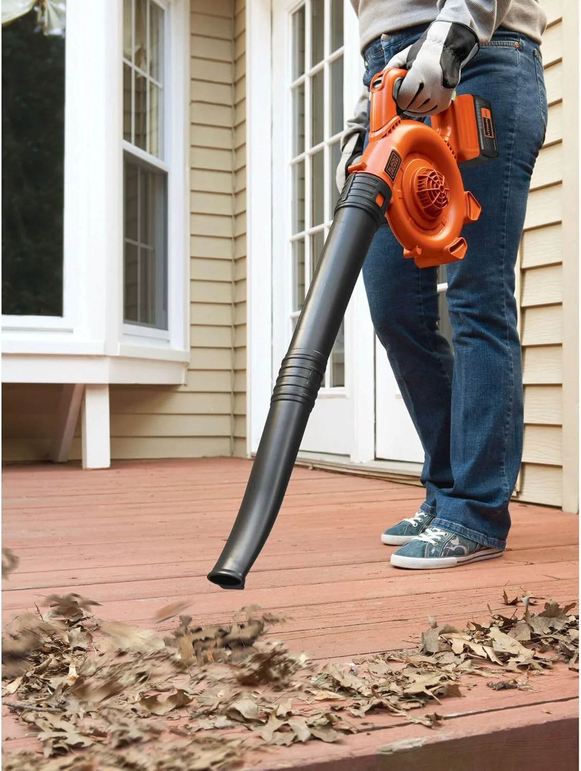 دمنده برگ بی سیم BLACK+DECKER به همراه باتری و شارژر، POWERCOMMAND 40V MAX 90 CFM سرعت متغیر تا 120 مایل در ساعت، دمنده برگ باتری خور، جاروبرقی سطوح سخت و حیاط (LSW36)