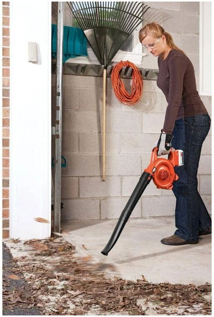 دمنده برگ بی سیم BLACK+DECKER به همراه باتری و شارژر، POWERCOMMAND 40V MAX 90 CFM سرعت متغیر تا 120 مایل در ساعت، دمنده برگ باتری خور، جاروبرقی سطوح سخت و حیاط (LSW36)