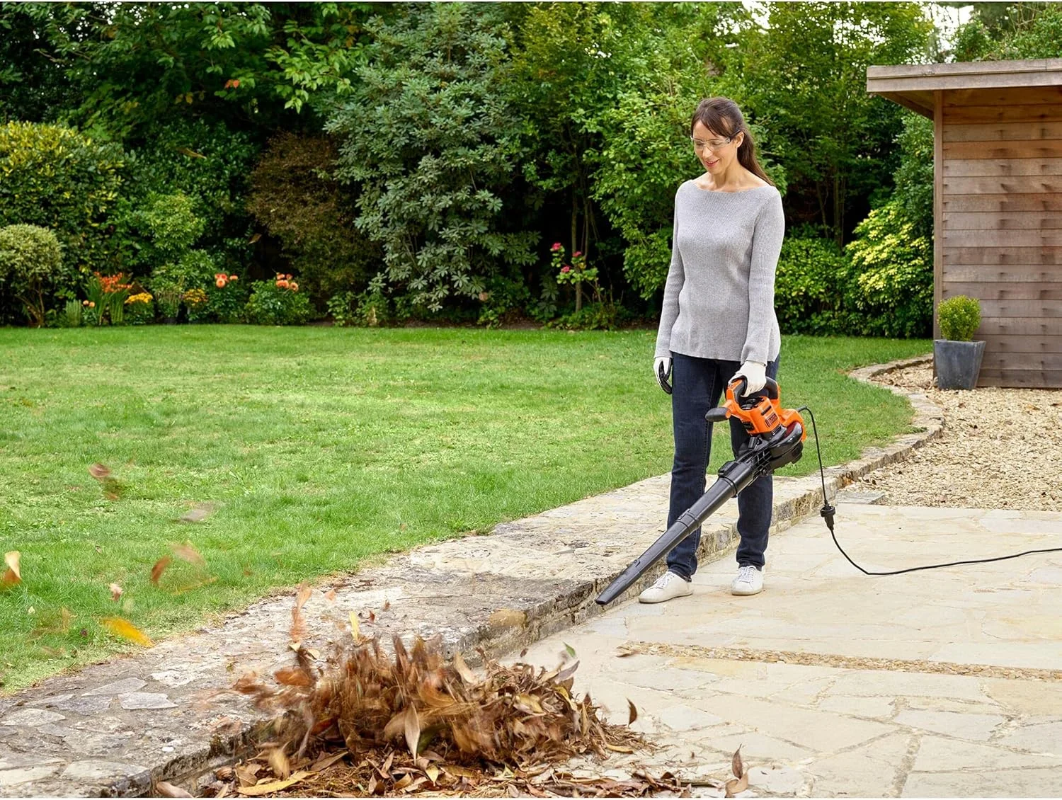 دمنده/مکنده برگ برقی 3 در 1 بلک اند دکر مدل BEBLV301 (3000 وات، با خردکن + چنگک برگ متصل شونده، کوله پشتی کیسه جمع آوری 72 لیتری - سرعت دمندگی بالا و قدرت مکش قابل تنظیم)